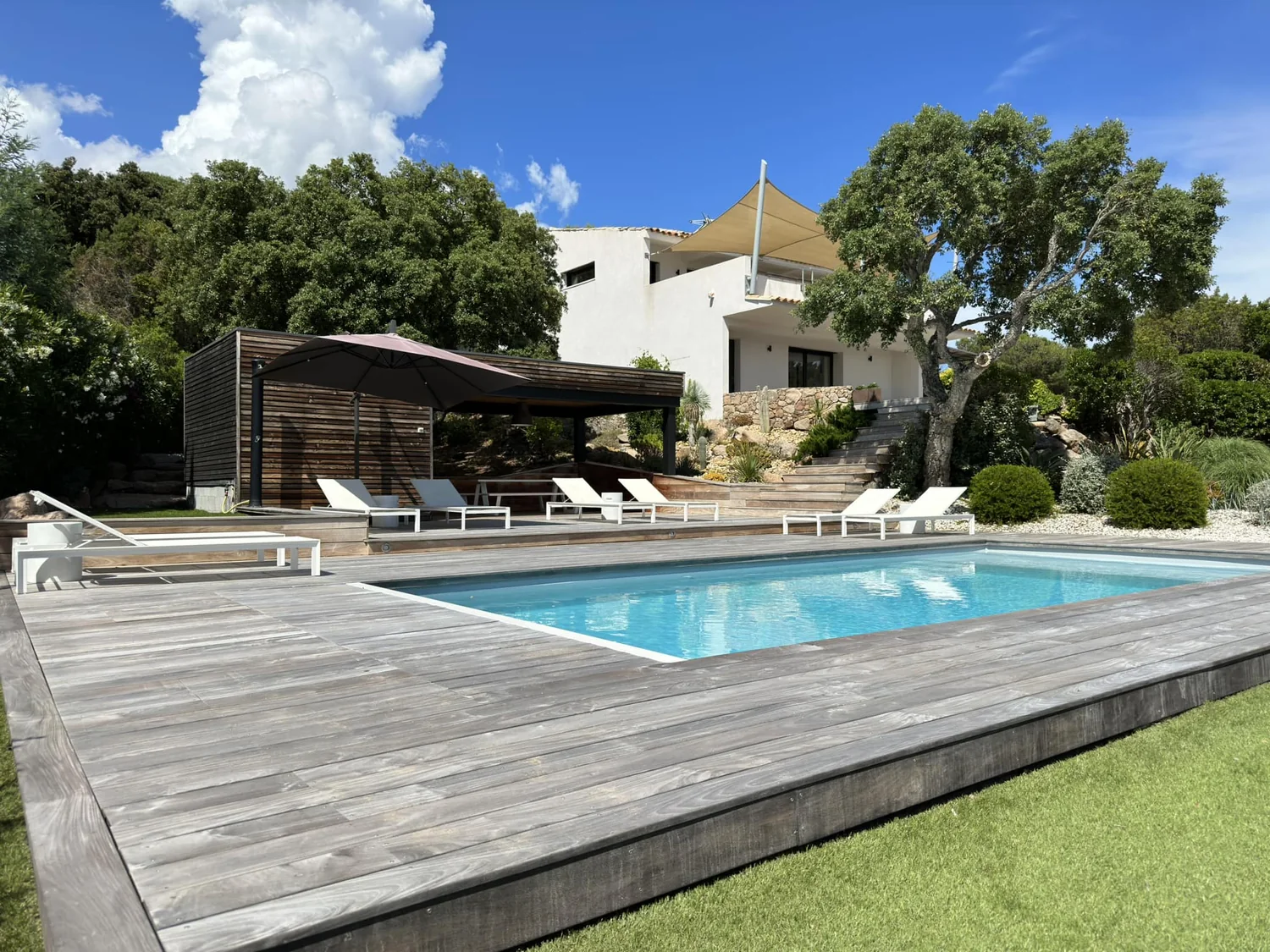 Piscine près d'une villa avec terrasse
