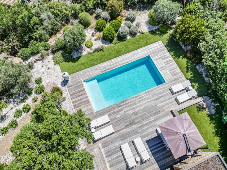 Piscine rectangulaire vue du dessus avec terrasse