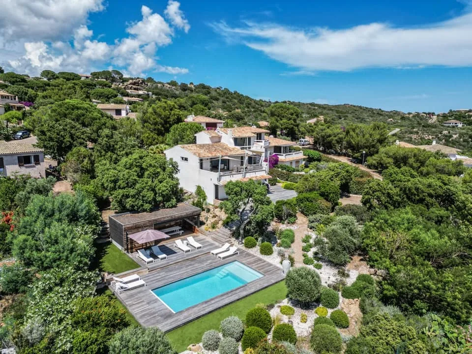 Piscine dans une propri&eacute;t&eacute; arbor&eacute;e en Corse