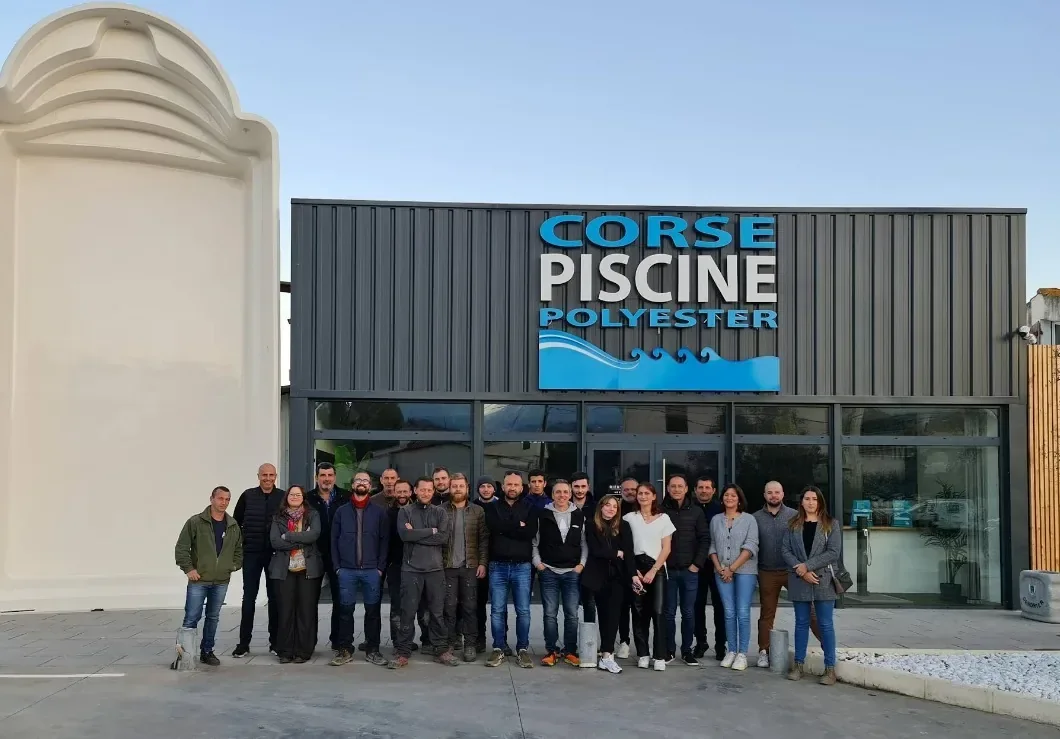 Équipe Corse Piscine Polyester devant le point de contact d'Ajaccio