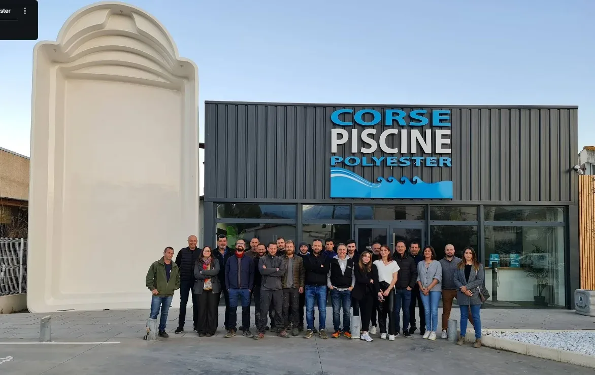Équipe Corse Piscine Polyester devant un point de contact en Corse